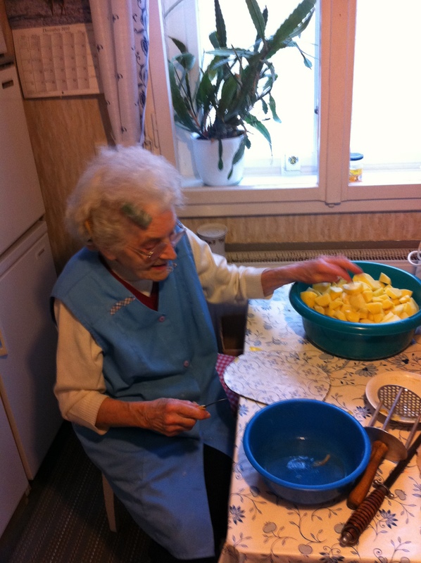 Oma Inge (91) beim Kartoffelschneiden | Blog Arnscht