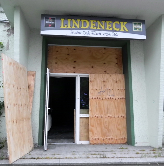 Nur für die Feuerwehr wurde die vernagelte Tür des "Lindeneck" wieder geöffnet